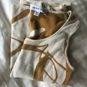 Adorable abstract knit tank